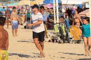 Rodrigo Hilbert jogando futevôlei na praia do Leblon