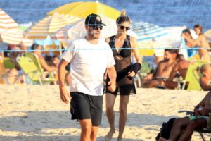 Fernanda Lima e Rodrigo Hilbert na praia do Leblon