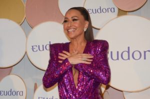 Sabrina Sato comparece a evento de beleza