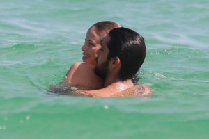 Rodrigo Simas e Agatha Moreira namoram na praia da Barra da Tijuca