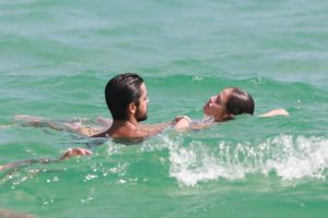 Rodrigo Simas e Agatha Moreira namoram na praia da Barra da Tijuca