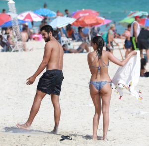 Rodrigo Simas e Agatha Moreira em praia do Rio de Janeiro