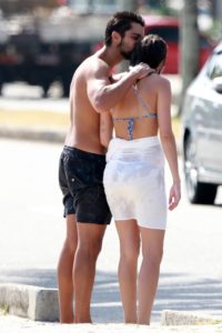 Rodrigo Simas e Agatha Moreira em praia do Rio de Janeiro