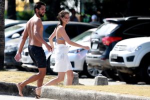 Rodrigo Simas e Agatha Moreira em praia do Rio de Janeiro