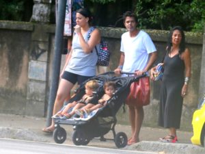 Bruno Mazzeo passeia com os filhos gêmeos no Rio de Janeiro