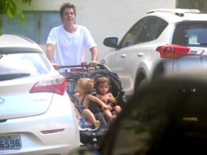 Bruno Mazzeo passeia com os filhos gêmeos no Rio de Janeiro