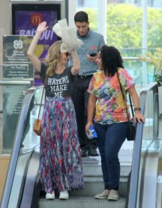 Fernanda Rodrigues em shopping do Rio de Janeiro