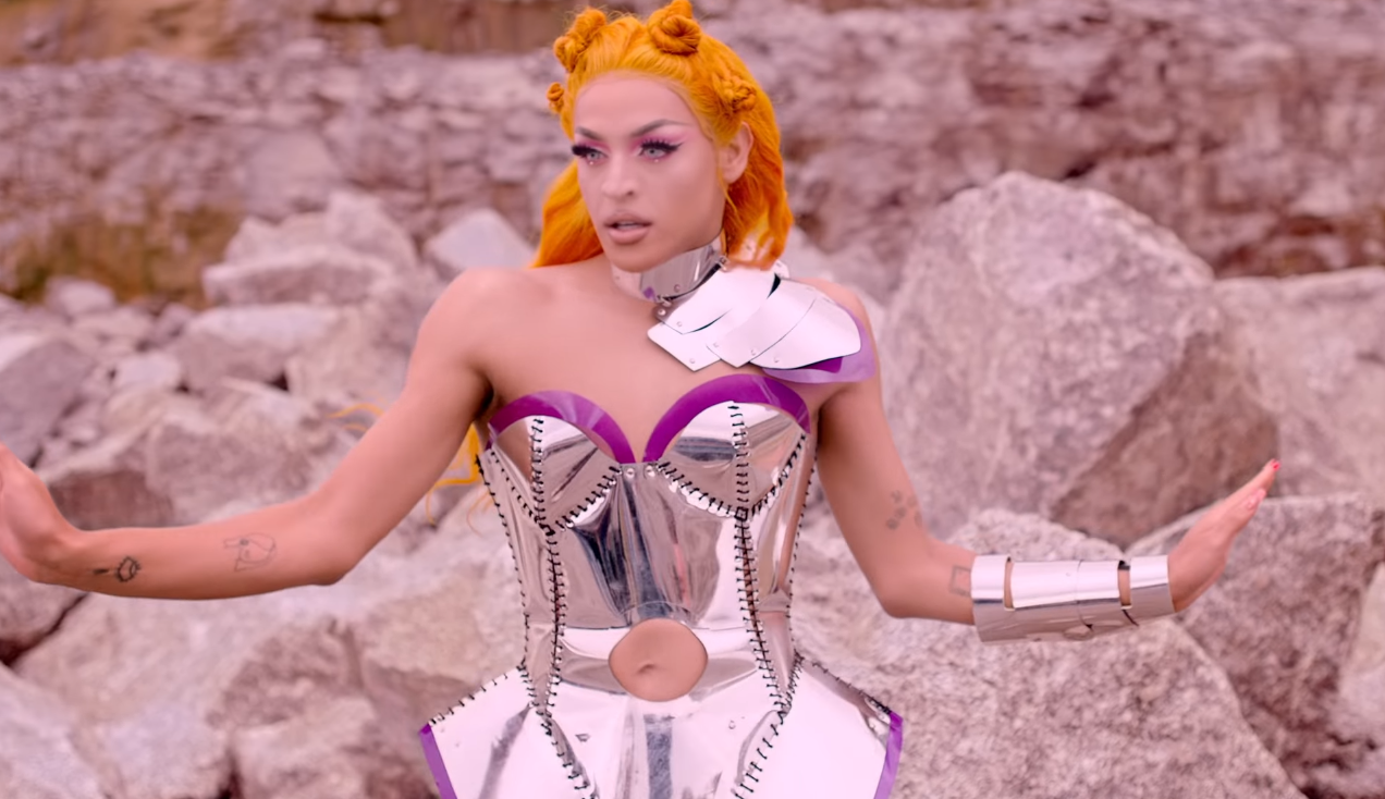 Pabllo Vittar lança clipe de ‘Buzina’ e surge em outro planeta dançando com extraterrestres