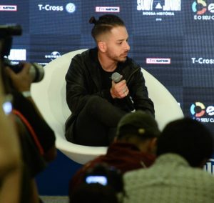 Junior Lima na coletiva de imprensa em São Paulo