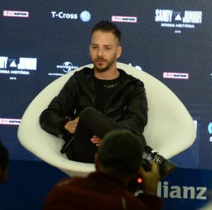 Junior Lima na coletiva de imprensa em São Paulo