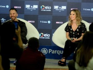 Sandy e Junior na coletiva de imprensa em São Paulo