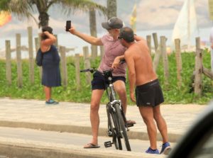 Marcos Caruso é parado por fã enquanto andava de bicicleta