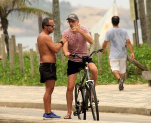 Marcos Caruso é parado por fã enquanto andava de bicicleta