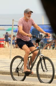 Marcos Caruso andando de bicicleta