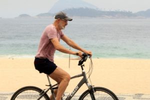 Marcos Caruso andando de bicicleta