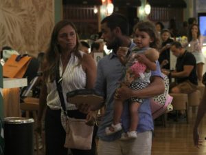 Felipe Simas em shopping do Rio de Janeiro com a família