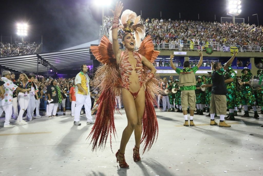 Rainha de bateria da Grande Rio, Juliana Paes sai emocionada de desfile: “A gente sentiu uma vibração muito especial”