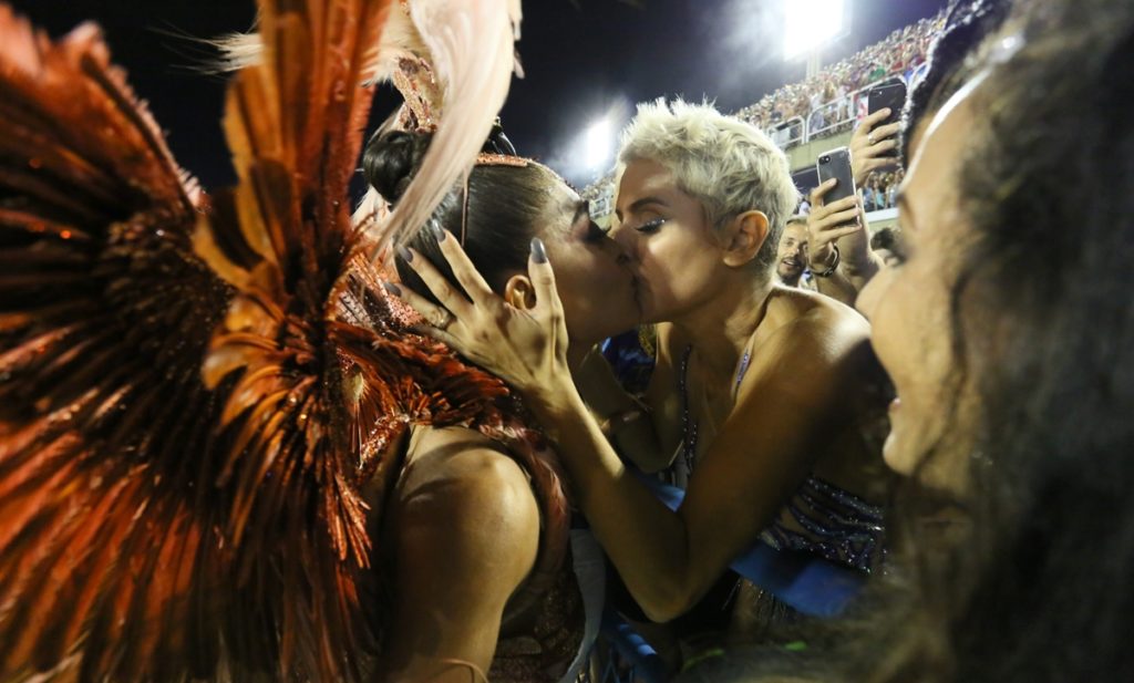 Débora Secco e Juliana Paes dão selinho durante desfile