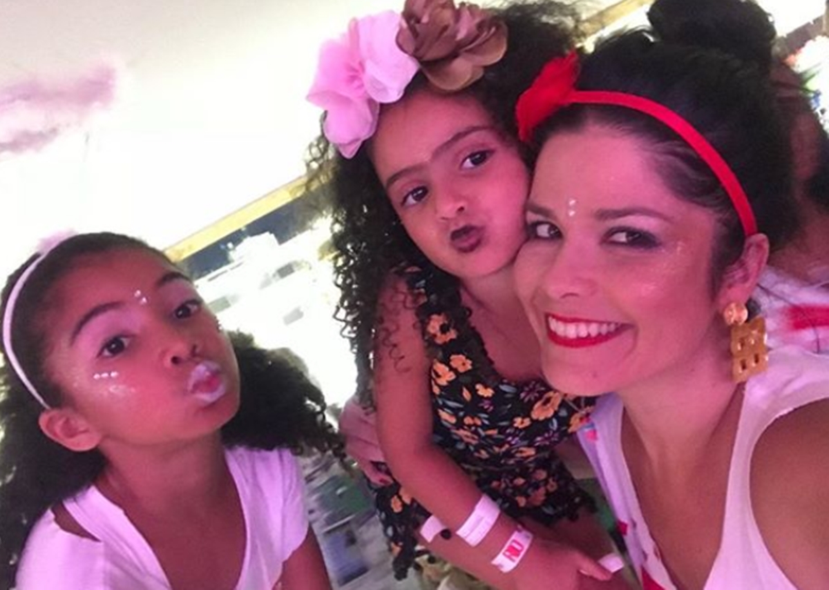 De franjinha, Samara Felippo dispara: “Eu amo minhas filhas! Mas não amo tanto ser mãe”