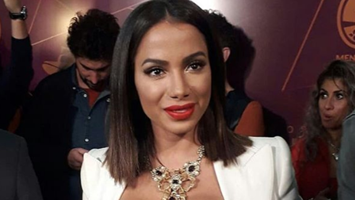 Anitta briga com criança que estava batendo na avó em Casamento de Carlinhos Maia