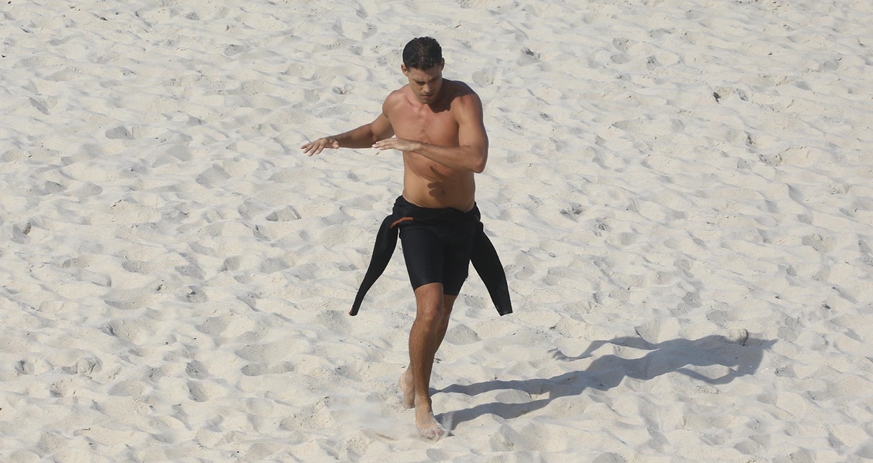 Cauã Reymond pratica exercícios em praia do Rio