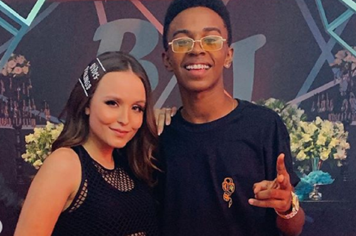 Jean Paulo posa com Larissa Manoela e usa meme de Neymar como legenda