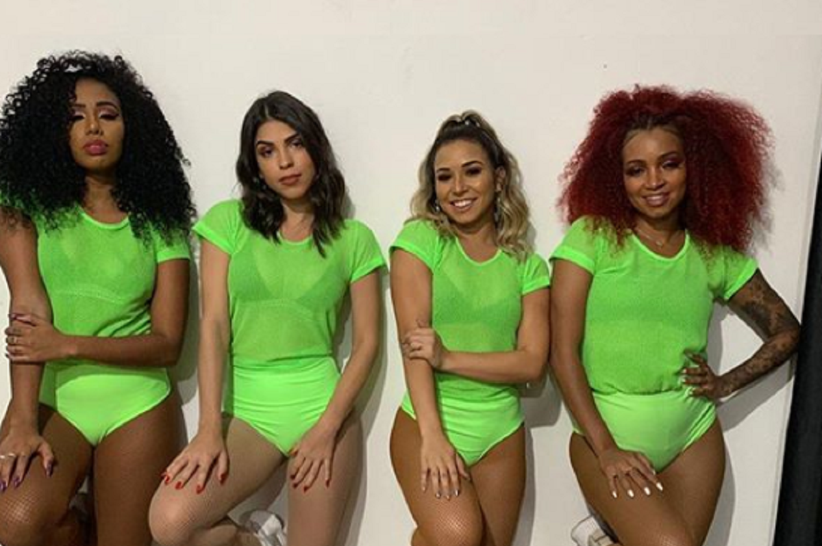 Bailarinas de Anitta ‘quebram web’ ao fazerem topless em Ibiza; veja