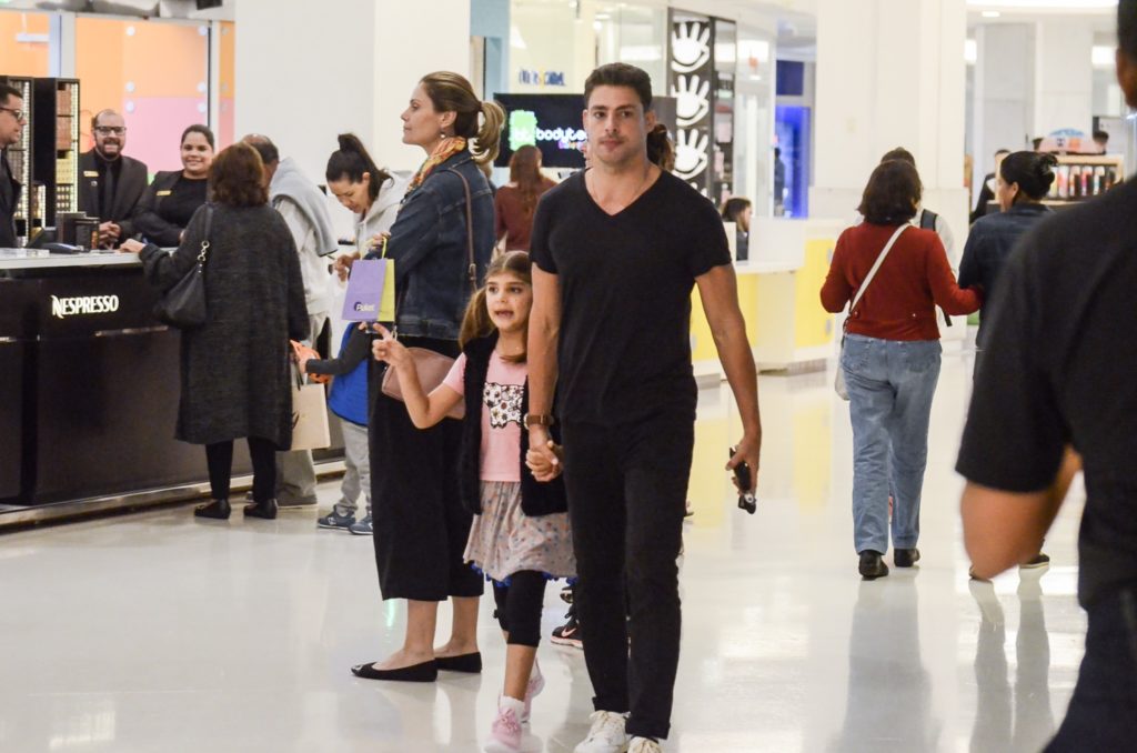 Cauã Reymond curte passeio com a filha Sofia em shopping do Rio