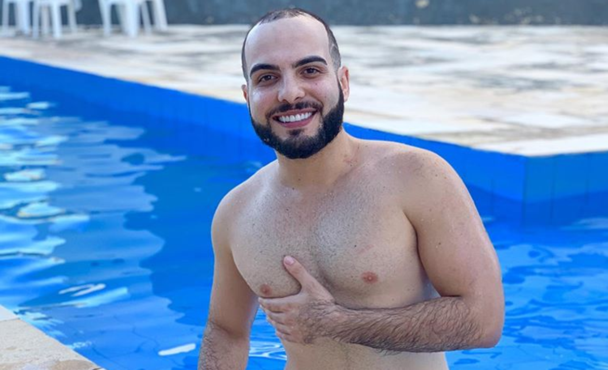 Mahmoud Baydoun posa pelado com bumbum depilado