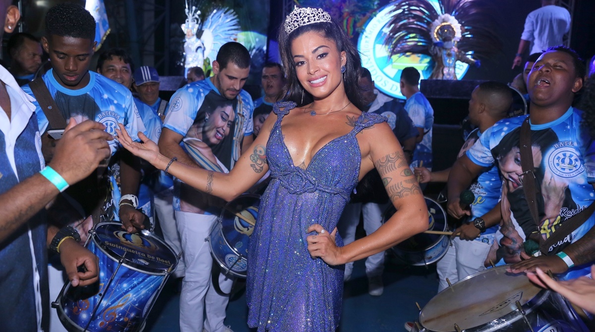 Aline Riscado usa vestido curtinho e bem decotado para receber coroa de Rainha de Bateria