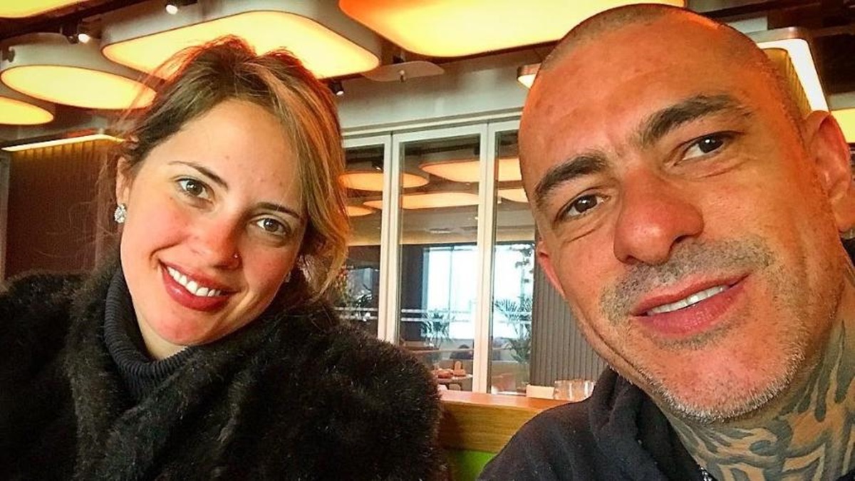 Henrique Fogaça e Carine Ludvic se separam