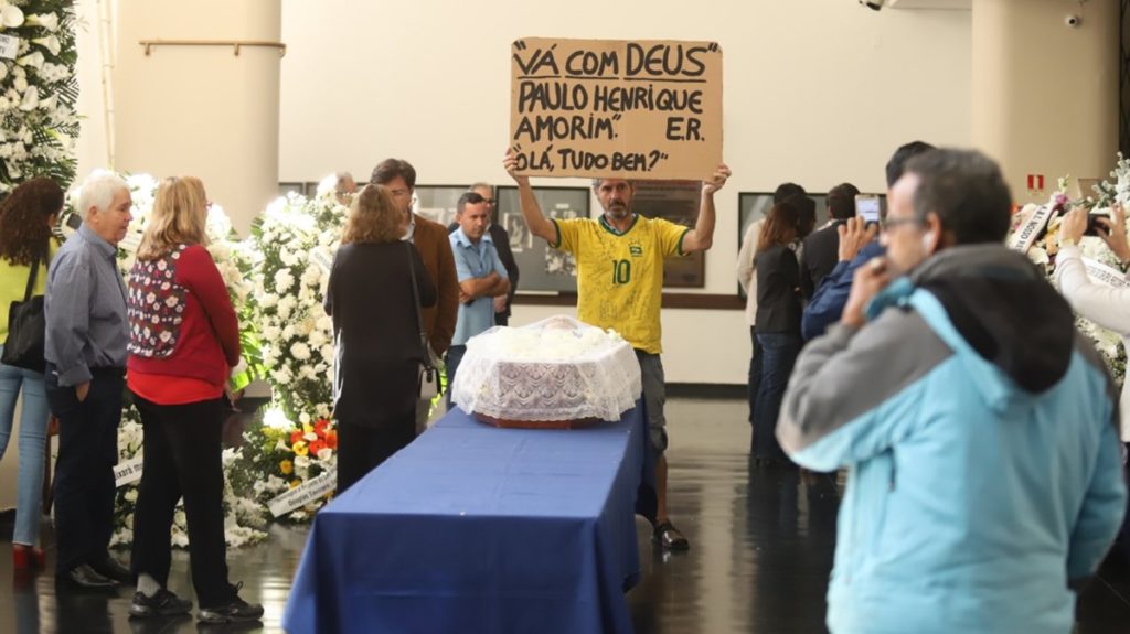 Velório de Paulo Henrique Amorim é marcado por muita emoção