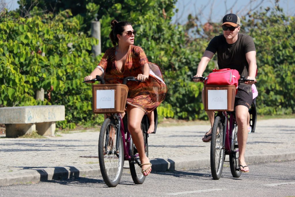 Michel Teló e Thais Fersoza curtem passeio de bike com os filhos