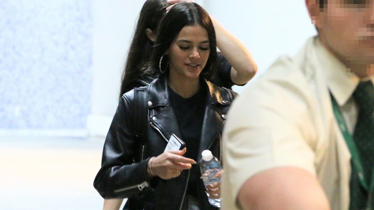 Bruna Marquezine embarca acompanhada em aeroporto do Rio