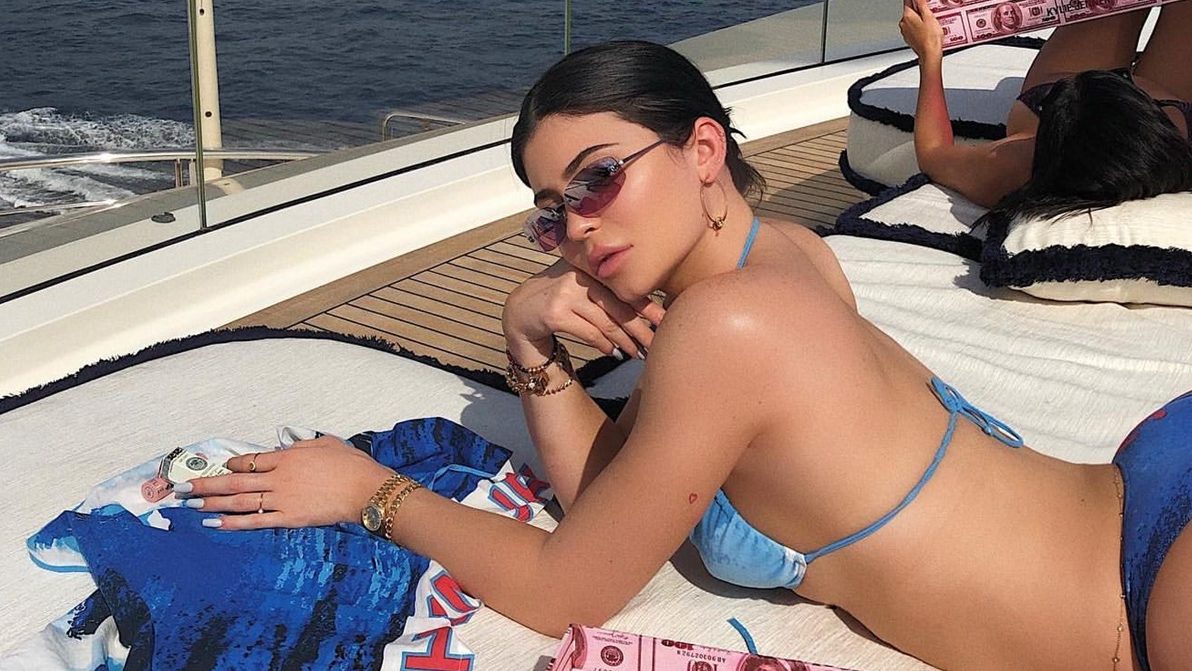 Kylie Jenner quebra a web ao posar completamente nua