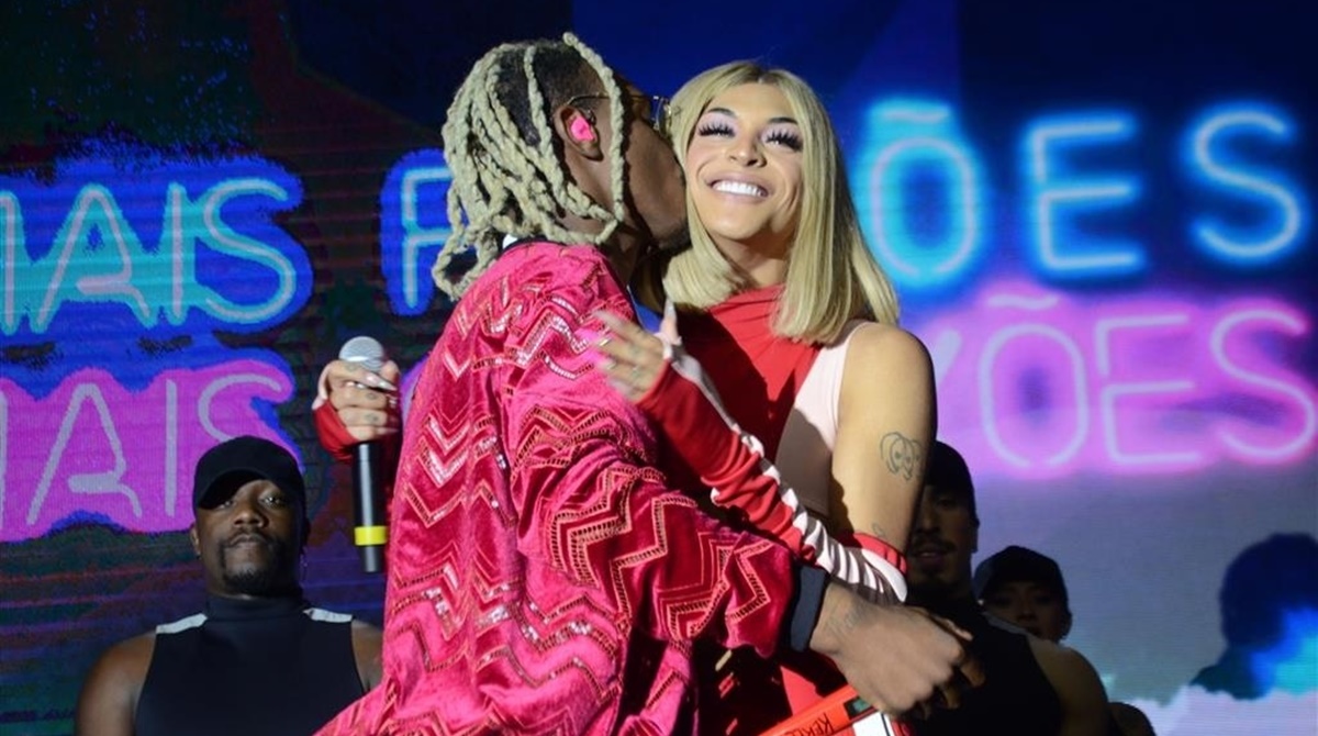 Pabllo Vittar usa look sexy para cantar ao lado de MC Kekel