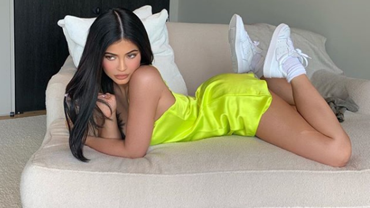 Solteira, Kylie Jenner posa completamente nua na cama