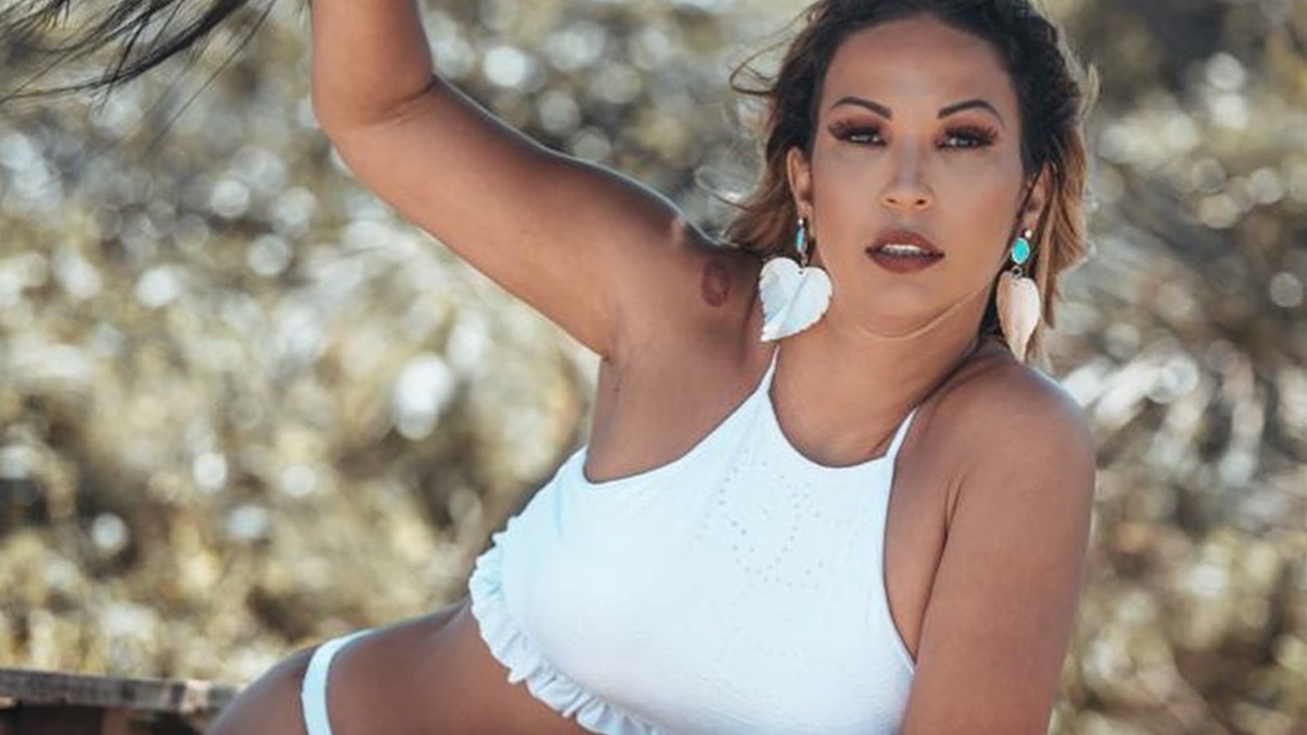 Valesca Popozuda sensualiza e mostra parte dos seios