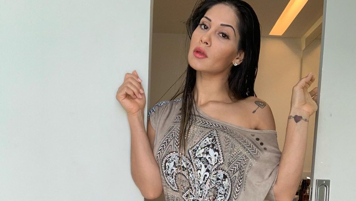 Mayra Cardi se joga em dia de compras com amiga com look básico