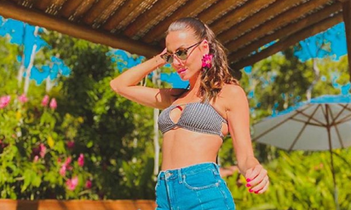 Vem carnaval! Mel Fronckowiak samba de vestido curtinho e salto alto