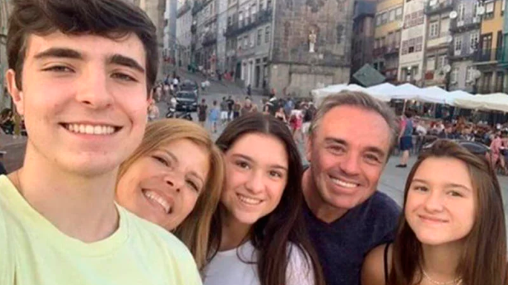 João Augusto, Rose Miriam, as gêmeas Sofia e Marina e Gugu Liberato (Foto: Reprodução/ Instagram)