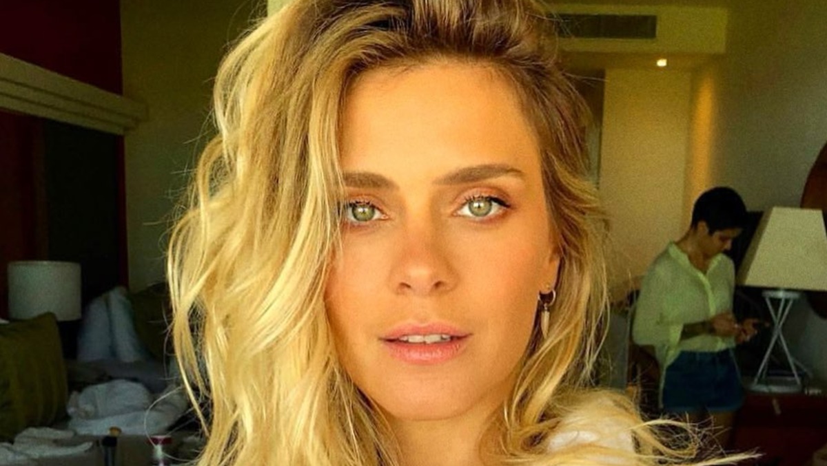 Carolina Dieckmann surge de look transparente quente com toque de mistério