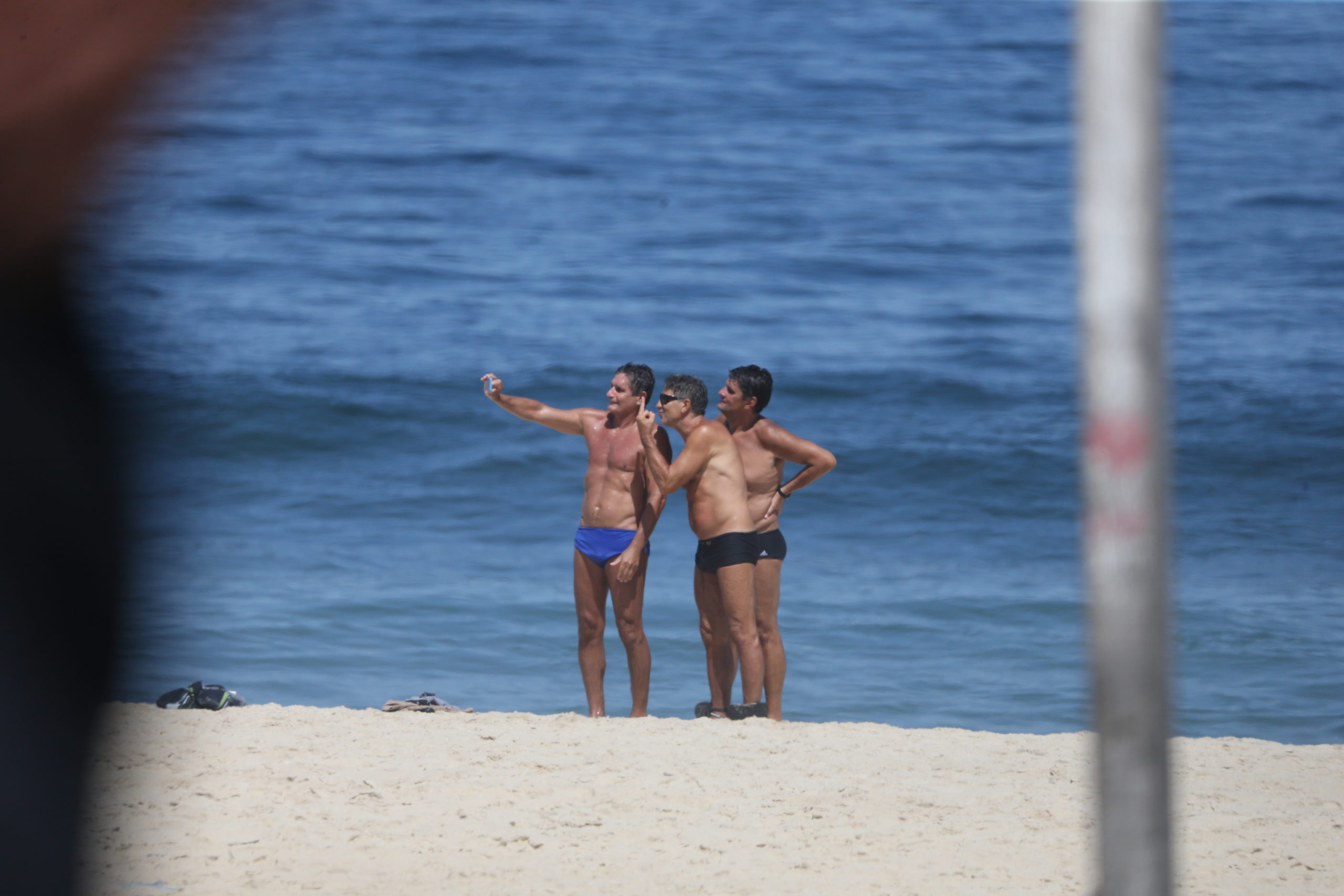 Renato Gaúcho ignora quarentena e curte praia com amigos