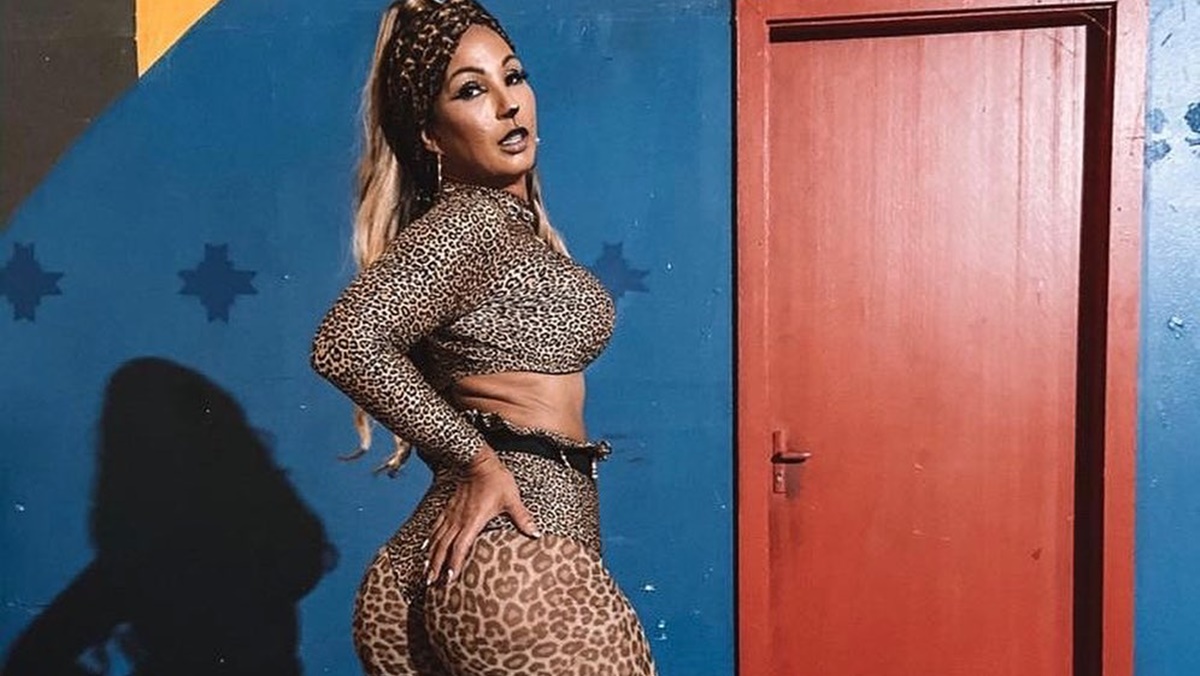 Valesca Popozuda usa calcinha vermelha e mostra seu bumbum avantajado