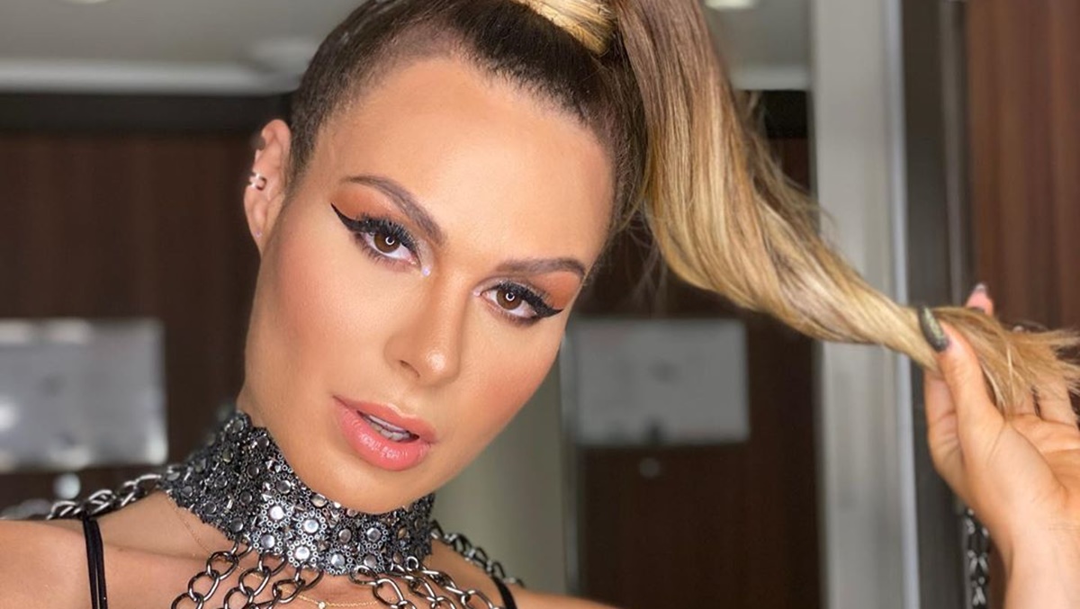 Fernanda Lacerda sensualiza quente de lingerie transparente e mostra demais