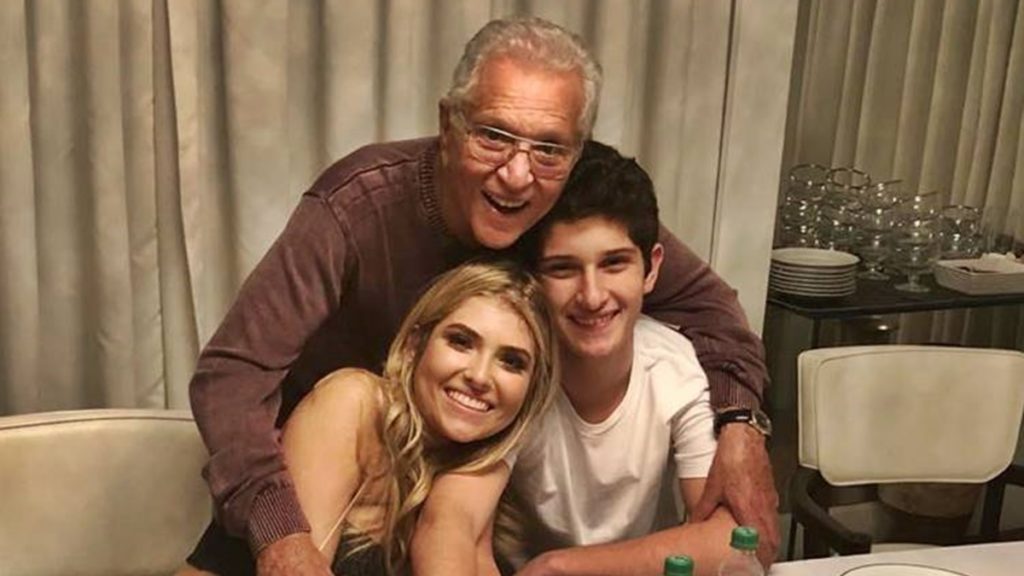 Carlos Alberto de Nóbrega e os filhos, Maria Fernanda e João Victo