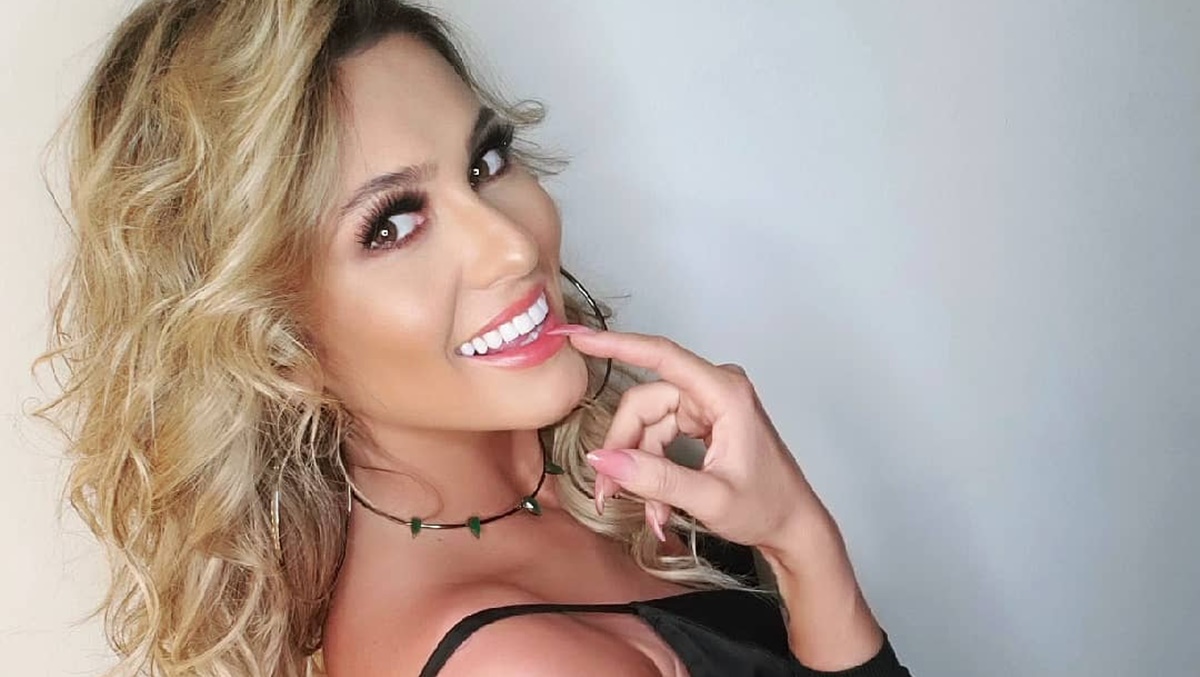 Hot! Lívia Andrade posa seminua e esconde intimidade no cobertor