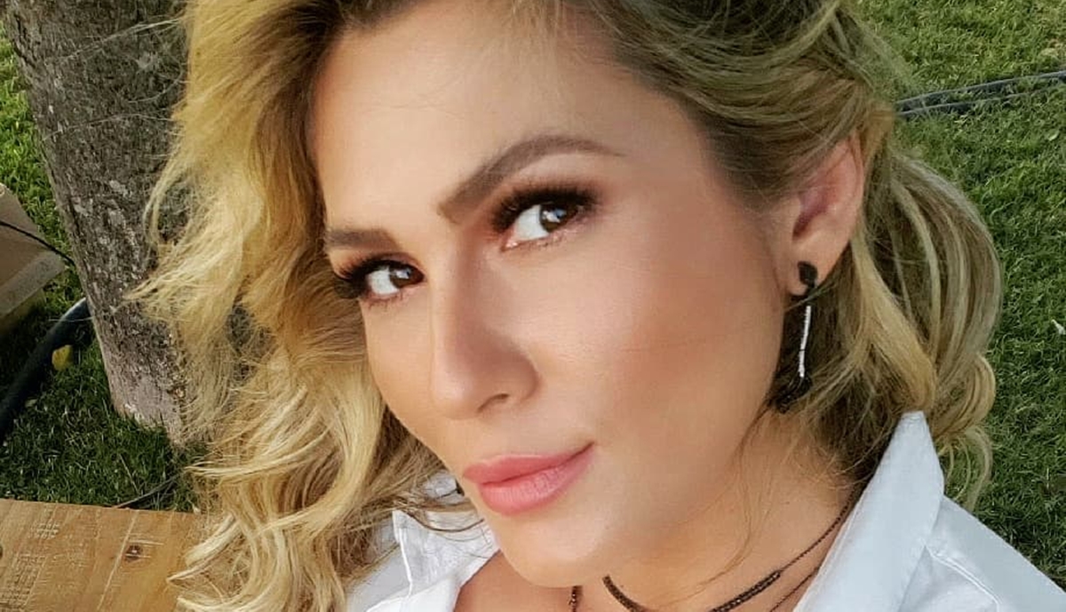 Quente! Lívia Andrade sensualiza com vestido curtíssimo e quase mostra demais