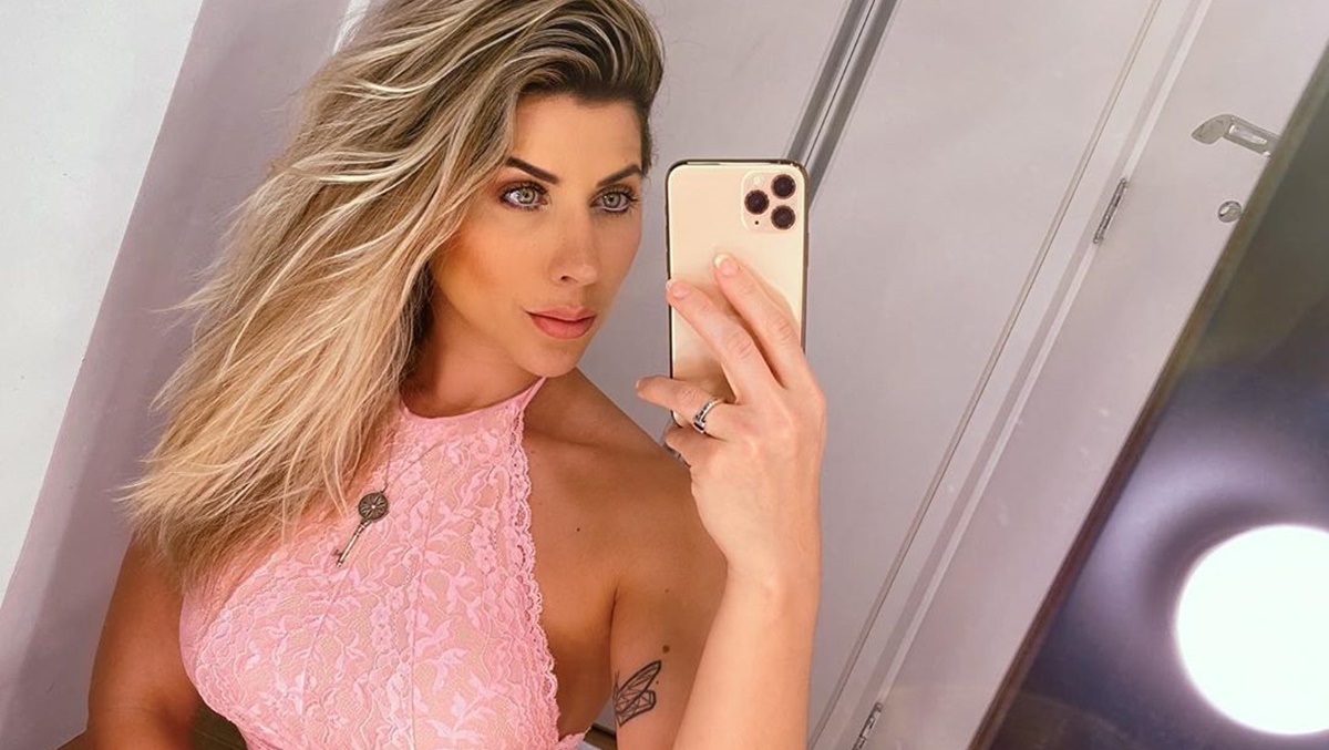 Ana Paula Minerato faz pose ousada usando biquíni e jaqueta estampada