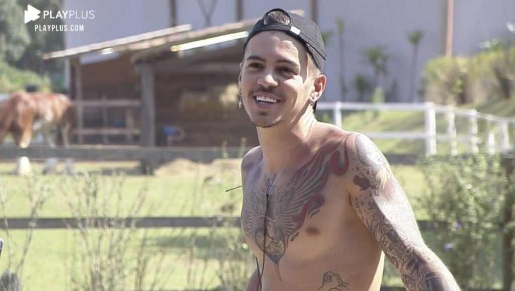 Eita! Biel deixa a toalha cair e fica com bumbum de fora em A Fazenda 2020